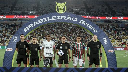 Capitães de Ceará e Fluminense posam ao lado do árbitro Flávio Rodrigues de Souza