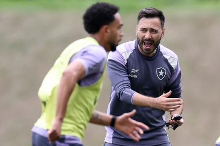 Davide Ancelotti em atividade no Espaço Lonier: técnico segue pressionado no comando do Botafogo
