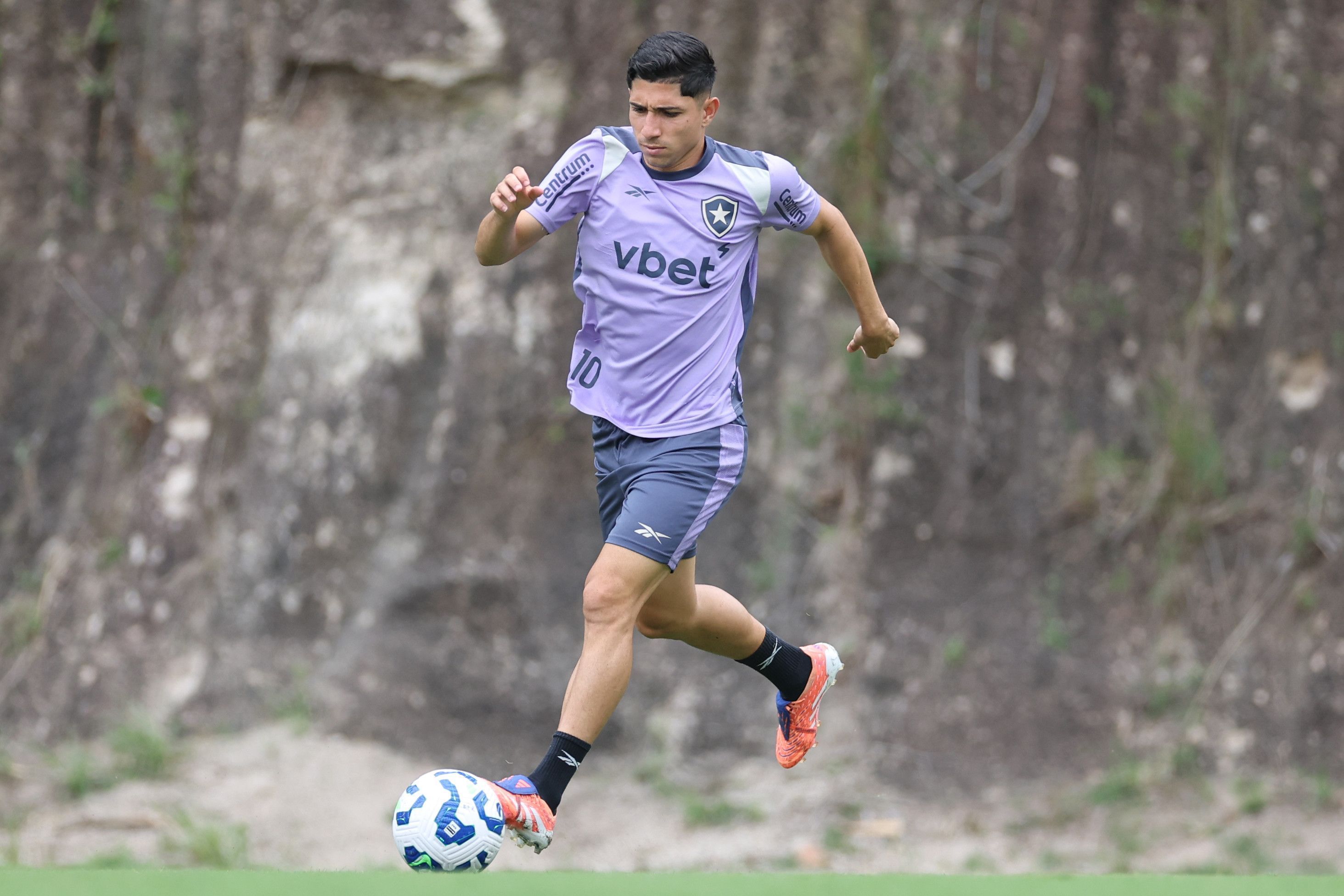 Com lesões de Savarino e Correa, Botafogo tem 11 desfalques contra o Mirassol