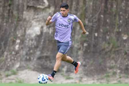 Savarino em ação na partida entre Botafogo e Vitória, no Nilton Santos, pelo Campeonato Brasileiro
