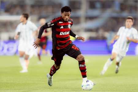Gonzalo Plata foi expulso na partida entre Flamengo e Racing, em Buenos Aires, na semifinal da Libertadores