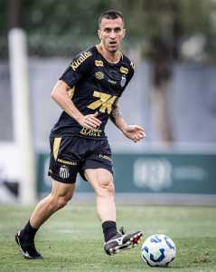 João Schmidt, volante do Santos FC