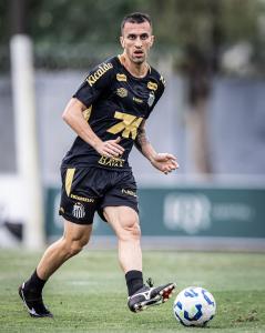 João Schmidt, volante do Santos FC