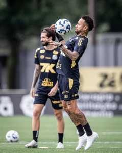 Neymar, em treino no CT Rei Pelé