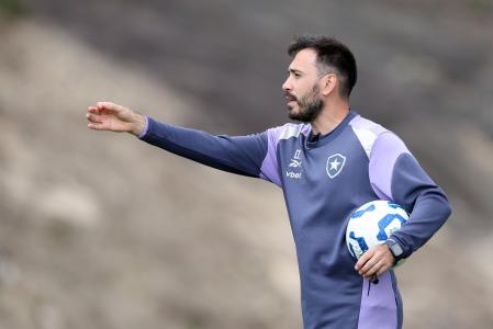 Davide Ancelotti observa atividade do Botafogo no CT Lonier