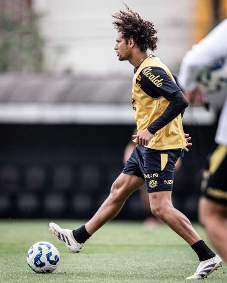 Willian Arão em treino no CT Rei Pelé