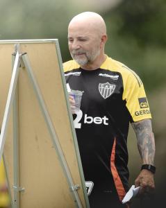 Técnico Jorge Sampaoli no comando do treino do Atlético na Cidade do Galo
