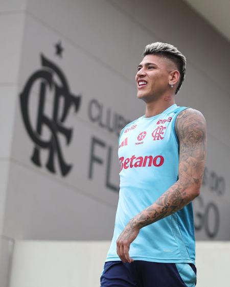 Jorge Carrascal é apresentado como reforço do Flamengo