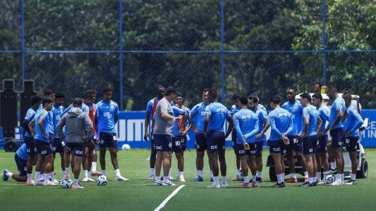 Técnico Rogério Ceni conversa com jogadores do Bahia durante treino