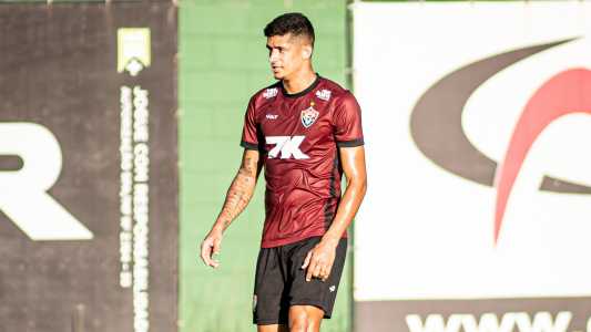 Zagueiro Camutanga durante treino do Vitória