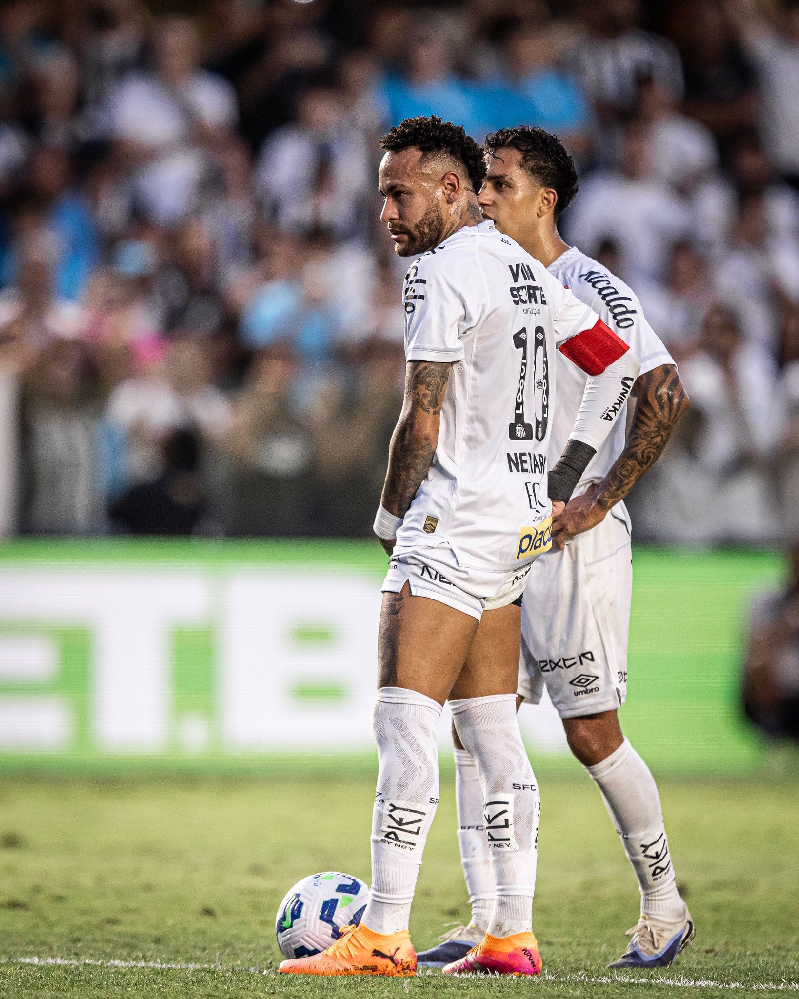 Com triunfo do Vitória sobre o Inter, Santos dorme no Z4 do Brasileiro