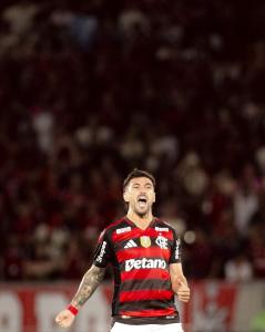 Arrascaeta vibra com o gol marcado pelo Flamengo no Maracanã