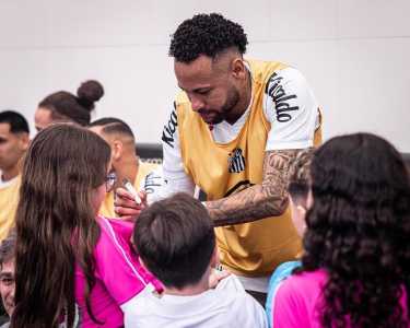 Neymar, do Santos, autografando camisas de fãs