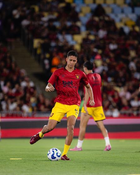 Riquelme Felipe, zagueiro do Sport, durante aquecimento no Maracanã antes de partida contra o Flamengo