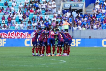 Time do Bahia reunido antes de jogo do Brasileirão