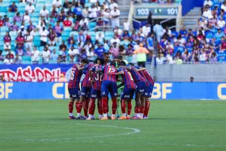 Time do Bahia reunido antes de jogo do Brasileirão