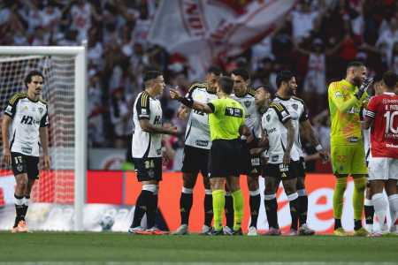 Arbitragem no duelo entre Internacional e Atlético foi bastante conturbada