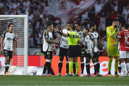 Arbitragem no duelo entre Internacional e Atlético foi bastante conturbada