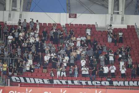 Torcida do Atlético marca presente no Beira-Rio para duelo do Brasileirão