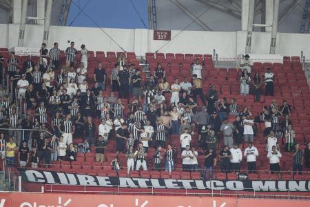 Torcida do Atlético marca presente no Beira-Rio para duelo do Brasileirão