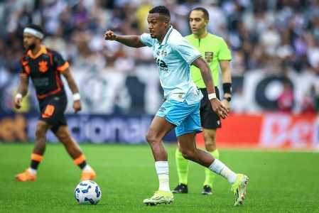 Grêmio encaminha renovação de contrato com Edenílson