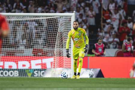 Everson teve grande atuação pelo Atlético contra o Internacional