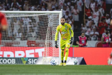 Everson teve grande atuação pelo Atlético contra o Internacional