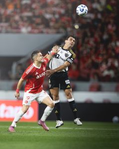Disputa de lance durante duelo entre Atlético e Internacional