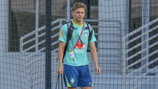 Dell chegando ao treino da Seleção Brasileira Sub-17 no Catar