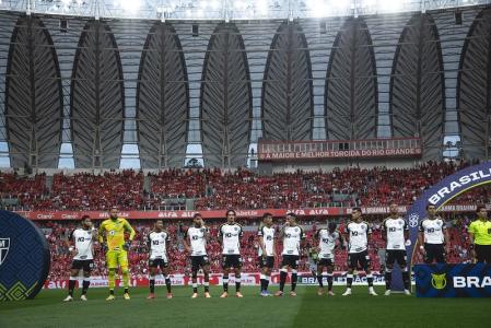 Time do Atlético perfilado antes de jogo pelo Brasileirão