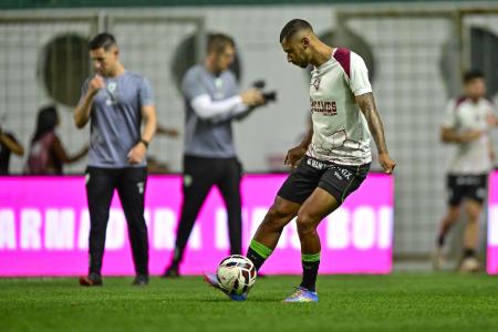 Fabinho, atacante do América, em trabalho de aquecimento no Independência antes do jogo contra o Novorizontino