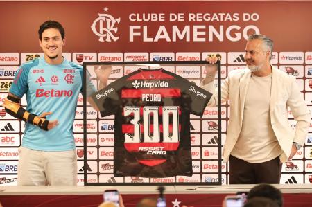 Pedro e José Boto, diretor de futebol do Flamengo, durante homenagem no Ninho do Urubu