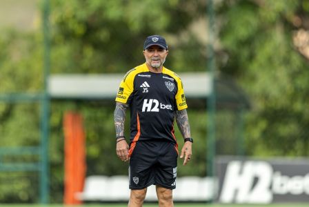 Técnico do Atlético, Sampaoli observa comandados durante atividade na Cidade do Galo