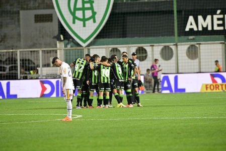 Time do América antes de a bola rolar em jogo no Independência pela Série B