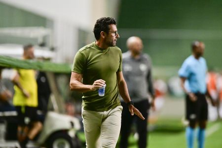 Alberto Valentim, treinador do América, durante partida com Novorizontino