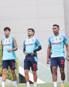Erick Pulgar, Arrascaeta e Alex Sandro em atividade do Flamengo no Ninho do Urubu