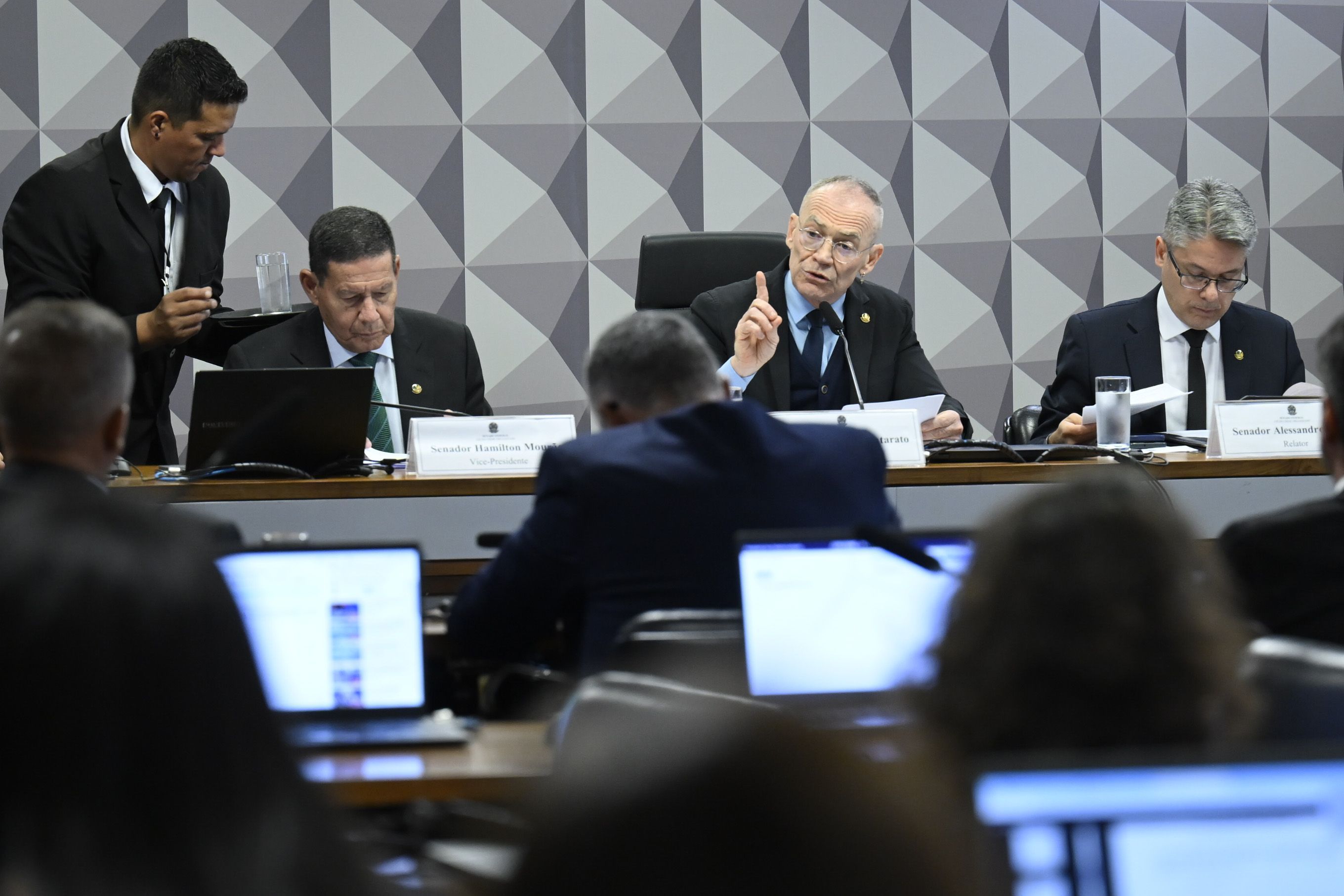 CPI do Crime Organizado aprova convites para governadores, ministros e chefes da PF