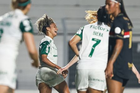 Time do Palmeiras celebra gol contra o São Paulo