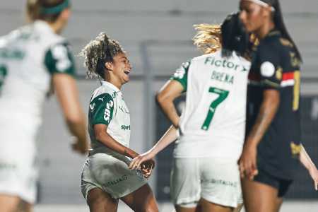 Time do Palmeiras celebra gol contra o São Paulo