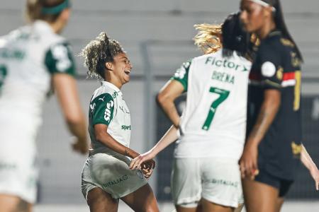 Time do Palmeiras celebra gol contra o São Paulo