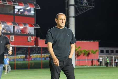 Ramón Díaz, técnico do Inter, no Barradão