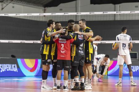 Time do Praia Clube celebra vitória contra o JF Vôlei