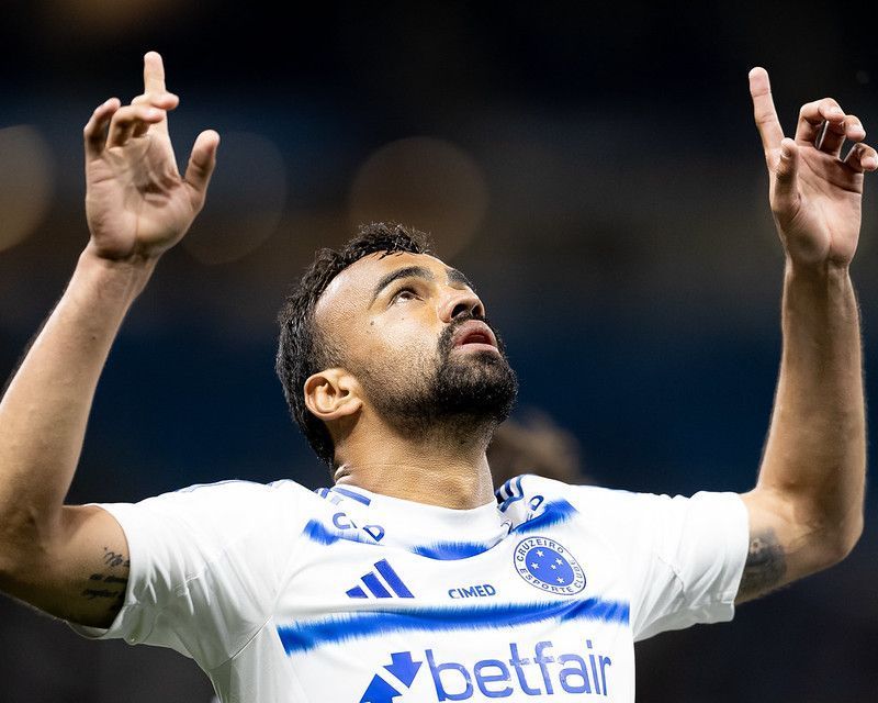 Fabrício Bruno, do Cruzeiro, coroa boa fase com melhor marca da carreira