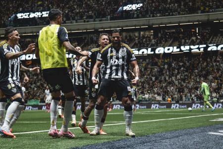 Jogadores do Atlético comemoram gol na Arena MRV