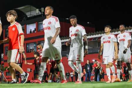 Jogadores do Inter durante a partida contra o Vitória, nesta quarta-feira (5), pelo Brasileirão