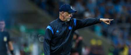 Mano Menezes à beira do campo na Arena do Grêmio, em Porto Alegre, contra o Cruzeiro