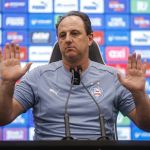 Ceni vê Atlético beneficiado pela arbitragem, detona em coletiva e manda recado no Bahia