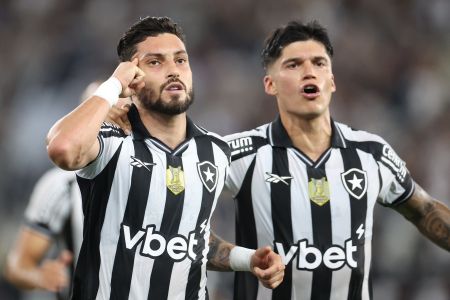 Botafogo x Vasco: Alex Telles e Joaquín Correa vibram com gol no clássico