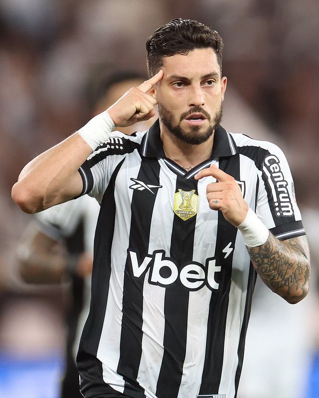 Alex Telles, do Botafogo, explica comemoração de 'desabafo' em gol contra o Vasco