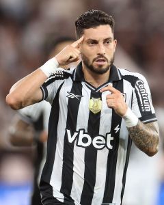 Alex Telles comemora gol marcado pelo Botafogo contra o Vasco